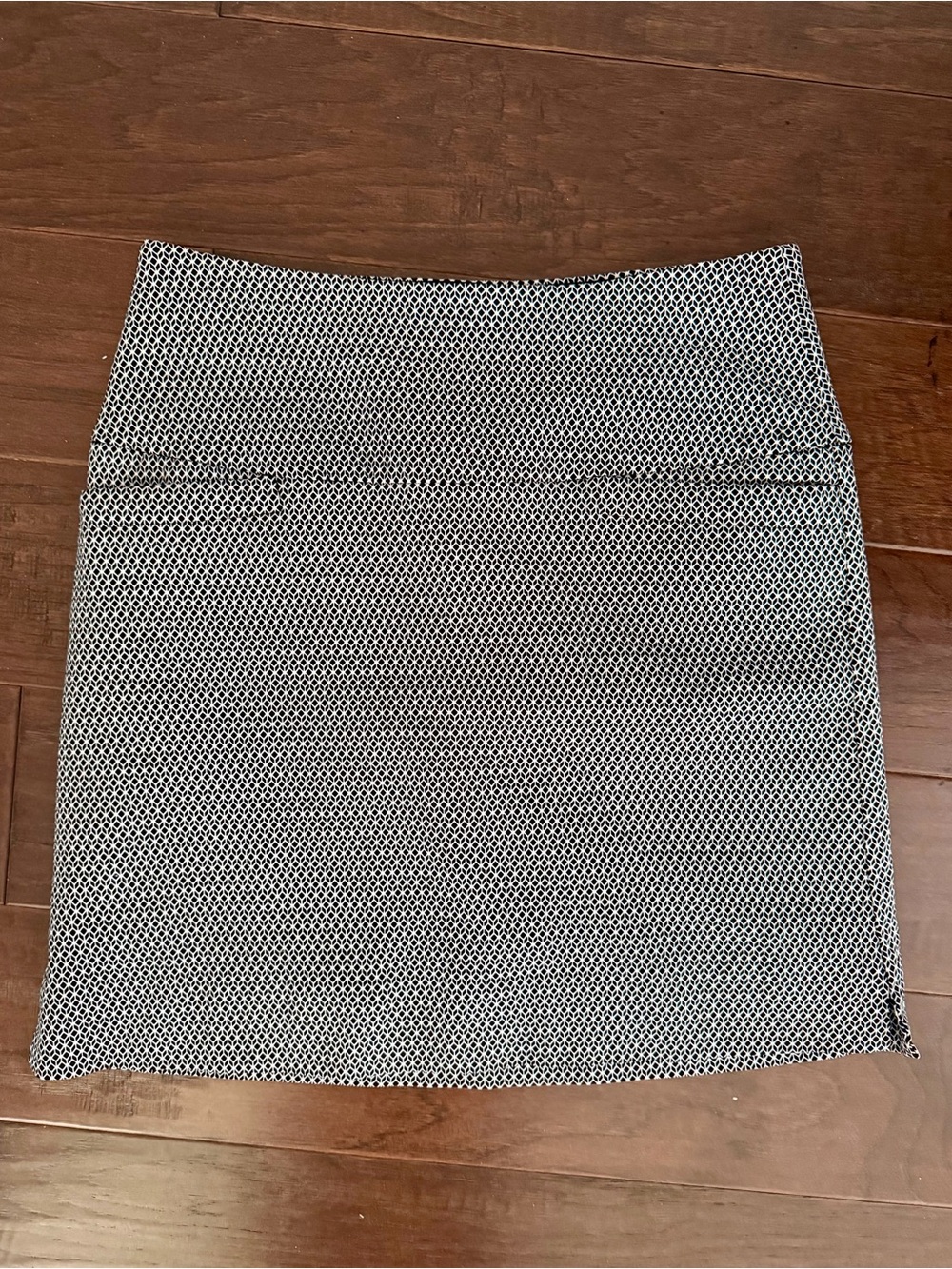 Black and White Micro-Pattern Pencil Skirt - Sleek Women's Workwear